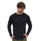 Lächelnder Mann trägt Merino-Langarmshirt in Schwarz.